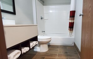 Combined shower/bathtub, free toiletries, hair dryer, towels