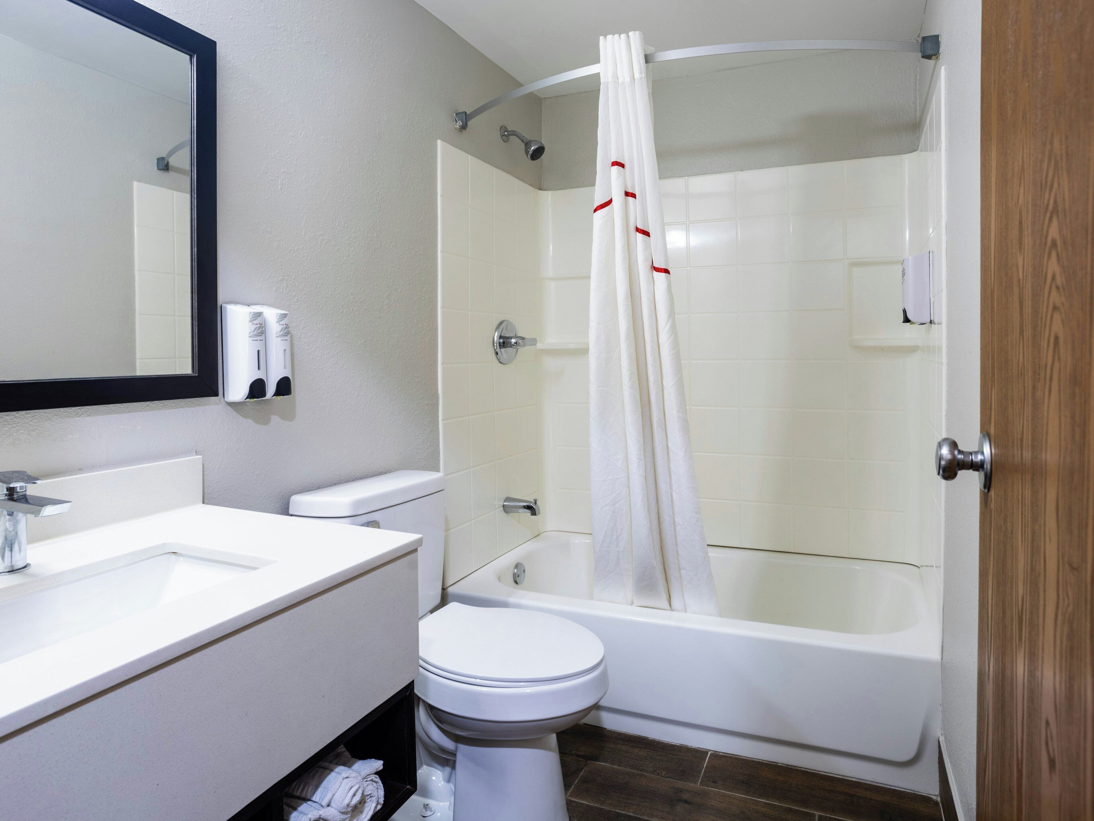 Ein Badezimmer mit Toilette, Waschbecken und Badewanne.