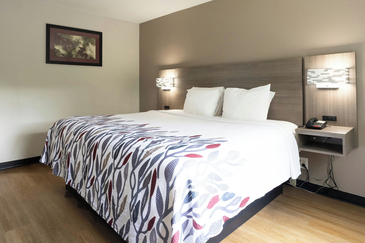 Habitación superior, 1 cama King size (Smoke Free) | Tabla de planchar con plancha, cunas gratuitas y camas extra 