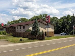 A Red Roof Inn with a sign indicating breakfast and free Wi-Fi for AAA senior rates. - Red Roof Inn Binghamton North (Binghamton)