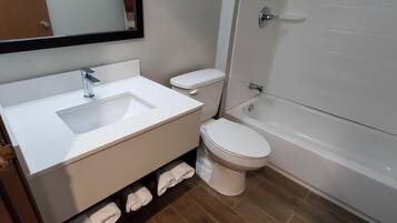 Een bad/douchecombinatie, gratis toiletartikelen, een haardroger