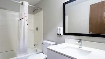 Tina con regadera, amenidades de baño gratuitas, secadora de cabello