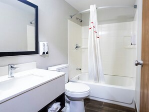 Combined shower/bathtub, free toiletries, hair dryer, towels - Red Roof Inn Binghamton North (Binghamton)