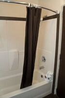 Bañera con ducha, secador de pelo, toallas, jabón