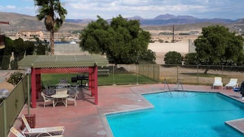Piscina all'aperto, con ingresso dalle 07:00 alle 22:00, lettini
