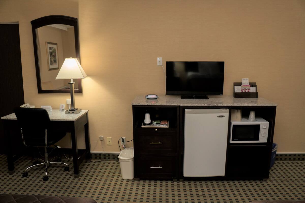 standard room, 2 queen beds, non smoking | room amenity