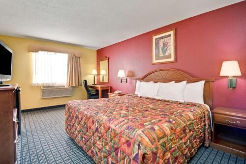 Desk, free cots/infant beds, rollaway beds, free WiFi