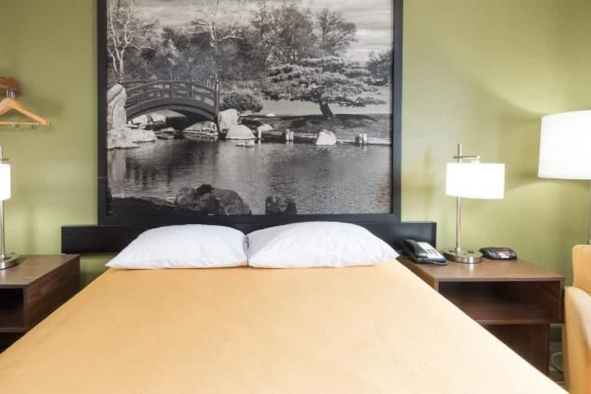 Desk, free WiFi, bed sheets