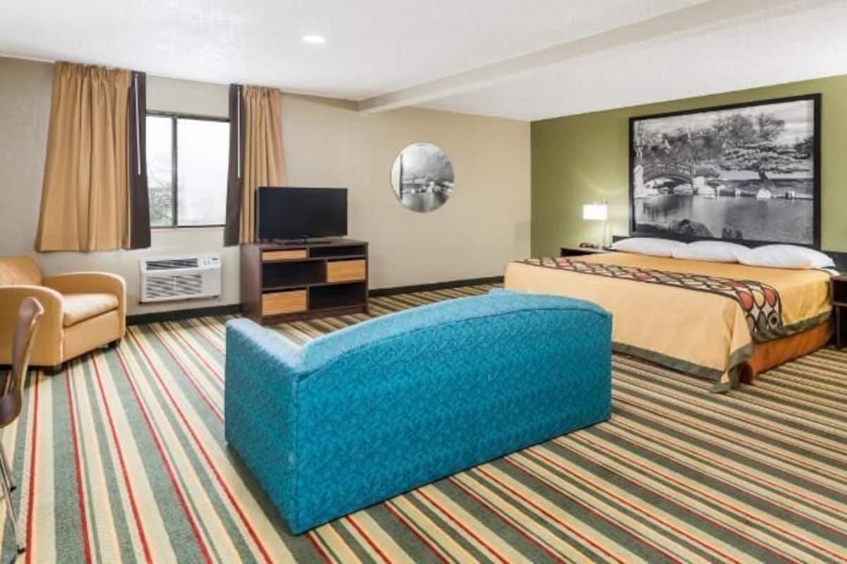 Desk, free WiFi, bed sheets
