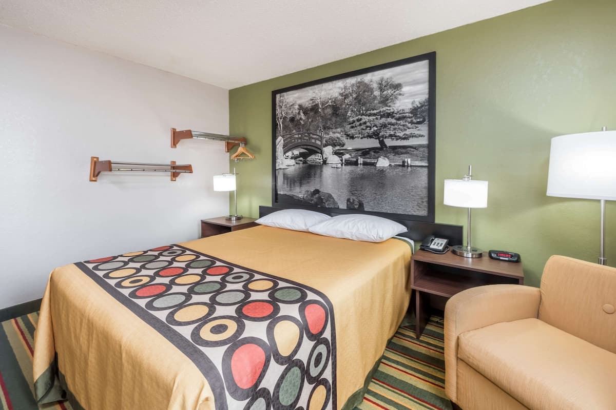 Escritorio, wifi gratis y ropa de cama