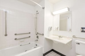 Combined shower/bathtub, free toiletries, hair dryer, towels