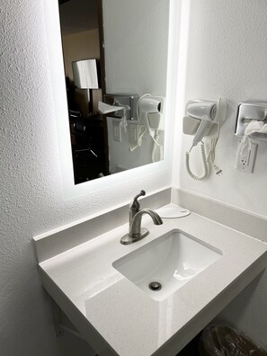 Duschwanne, kostenlose Toilettenartikel, Haartrockner, Handtücher