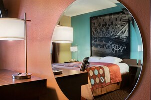 Escritorio, cortinas blackout y tabla de planchar con plancha 