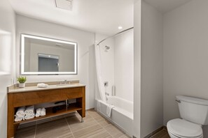 Combined shower/bathtub, eco-friendly toiletries, hair dryer, towels - Good Nite Inn - Calabasas (Agoura Hills)