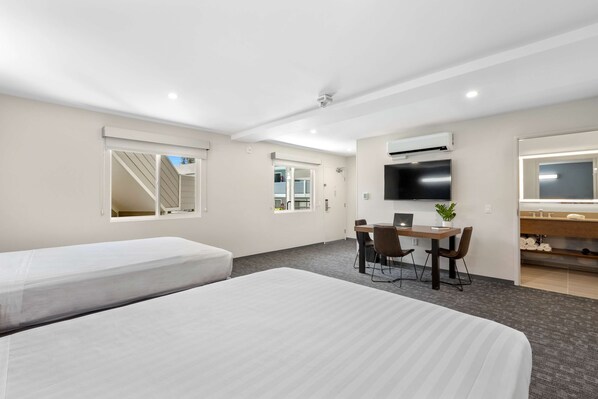 Deluxe Room, 2 Queen Beds, Courtyard Area