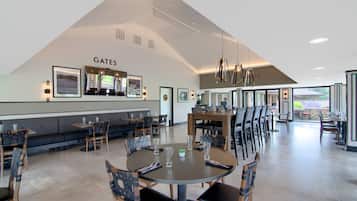 3 restaurants; breakfast, lunch, and dinner served