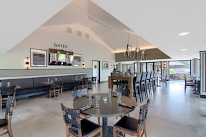3 restaurants; breakfast, lunch, and dinner served