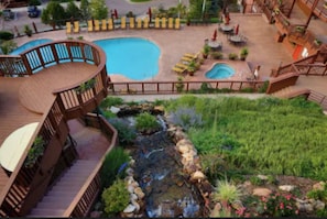 Una piscina techada, 2 piscinas al aire libre, sombrillas