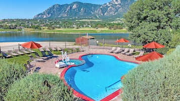 Una piscina techada, 2 piscinas al aire libre, sombrillas