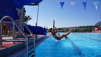 Indendørs pool, 2 udendørs pools, parasoller, liggestole