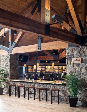 Bar sportif, restauration en plein air, ouvert tous les jours