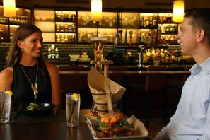 Bar thể thao, dùng bữa ngoài trời, mở cửa hàng ngày 
