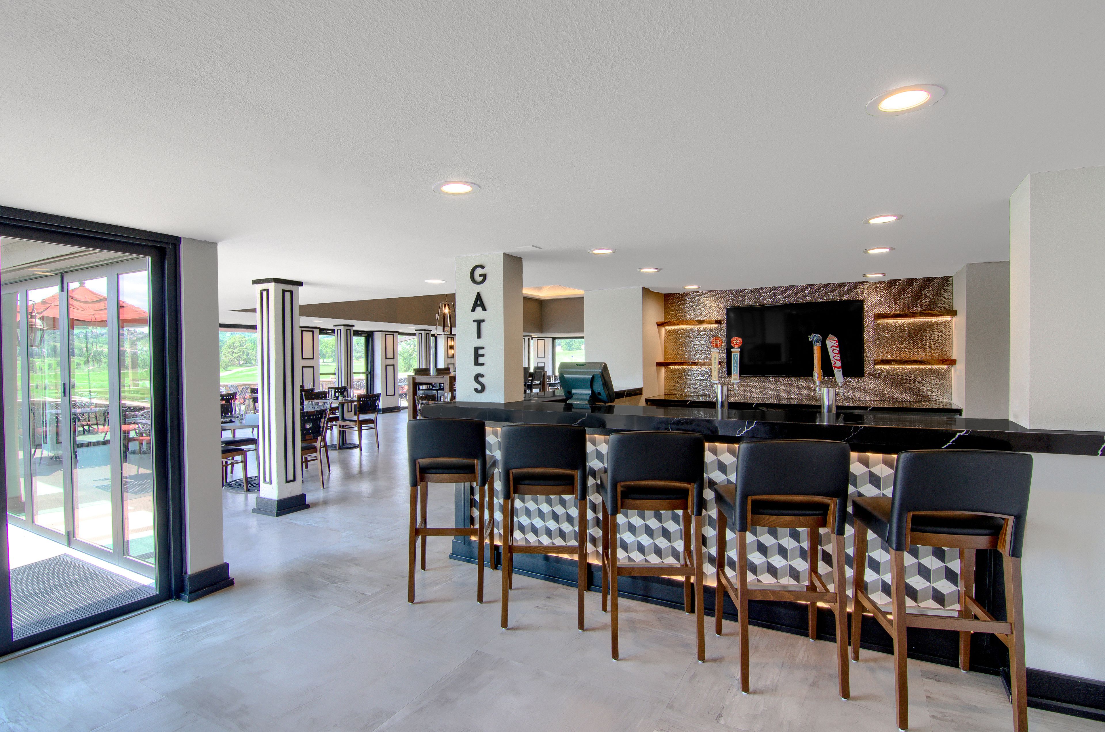 2 restaurants, breakfast served