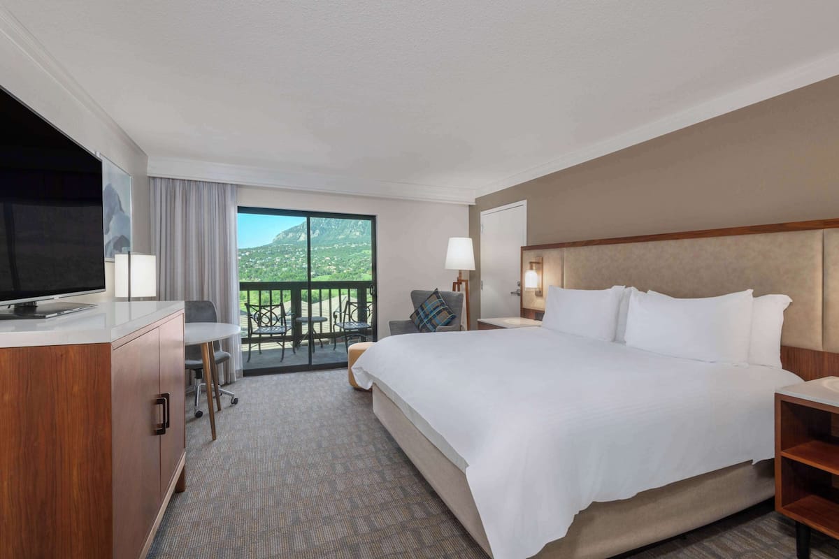 Premium bedding, in-room safe, desk, laptop workspace