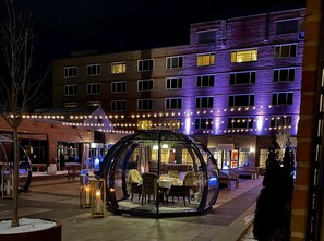 2 restaurants, breakfast, lunch, dinner served; American cuisine 