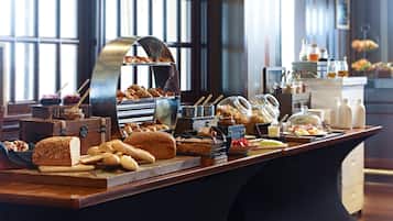 2 restaurants servant le petit déjeuner, spécialités Cuisine américaine