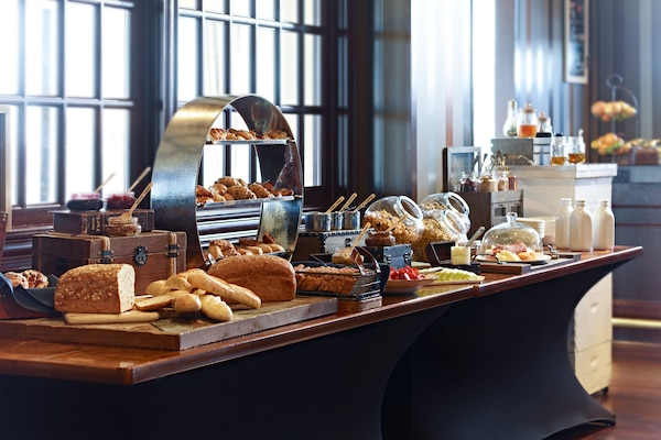 2 restaurants servant le petit déjeuner, spécialités Cuisine américaine