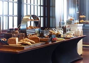 2 restaurantes; se sirve desayuno, cena y brunch; cocina americana