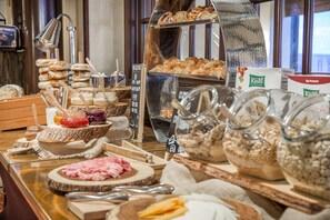 Daily full breakfast for a fee - Omni New Haven Hotel at Yale (New Haven)