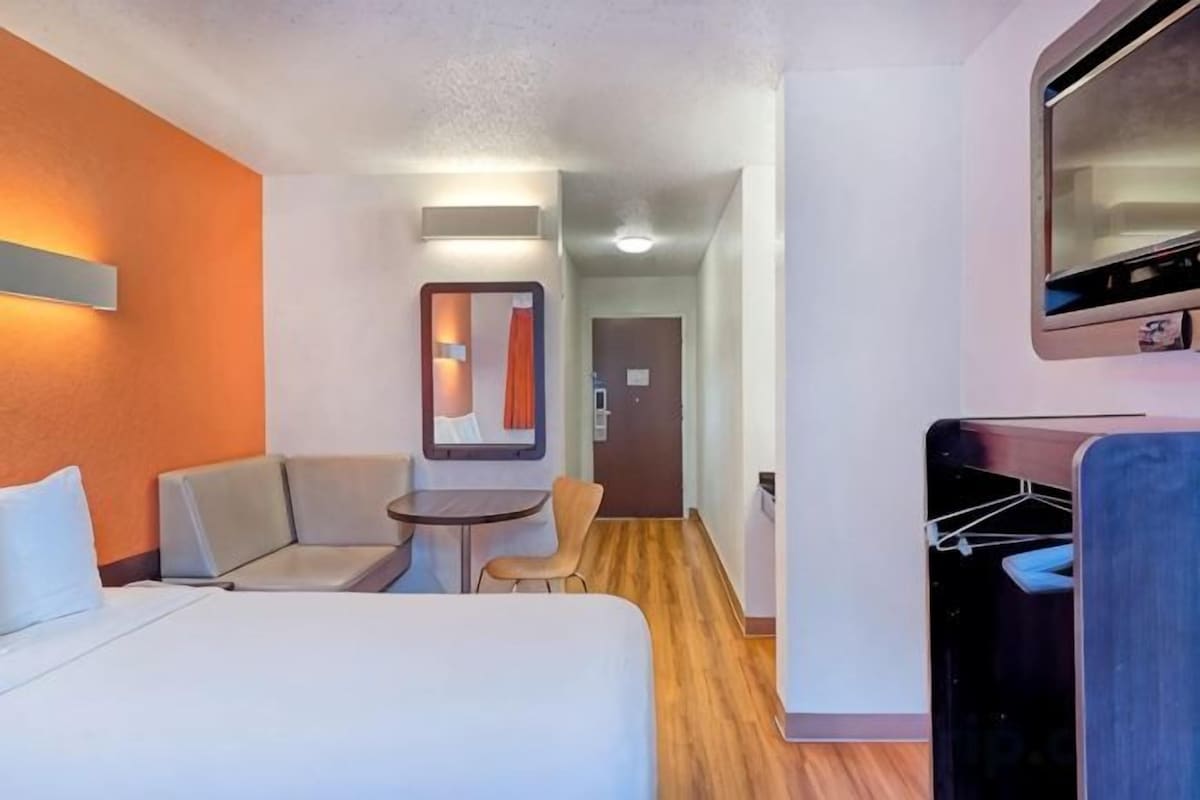Desk, laptop workspace, WiFi (free), bed sheets