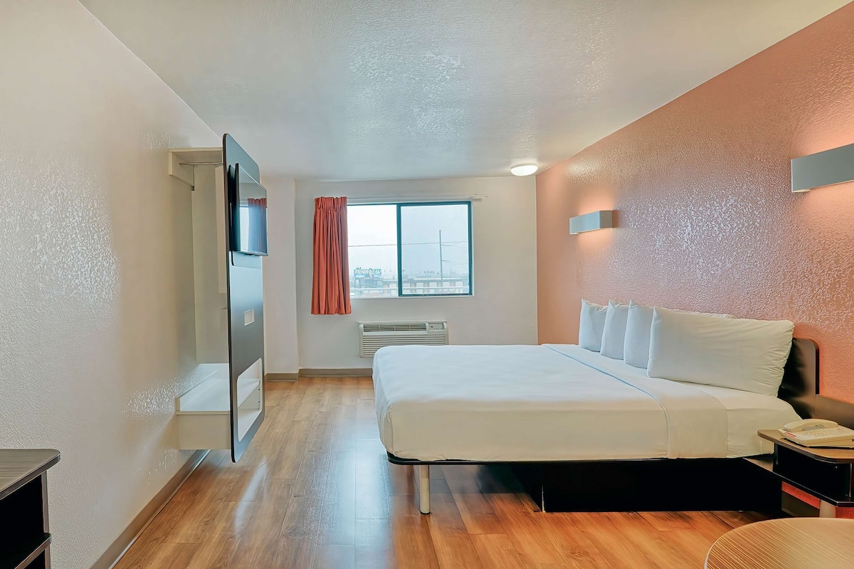 Desk, laptop workspace, free WiFi, bed sheets