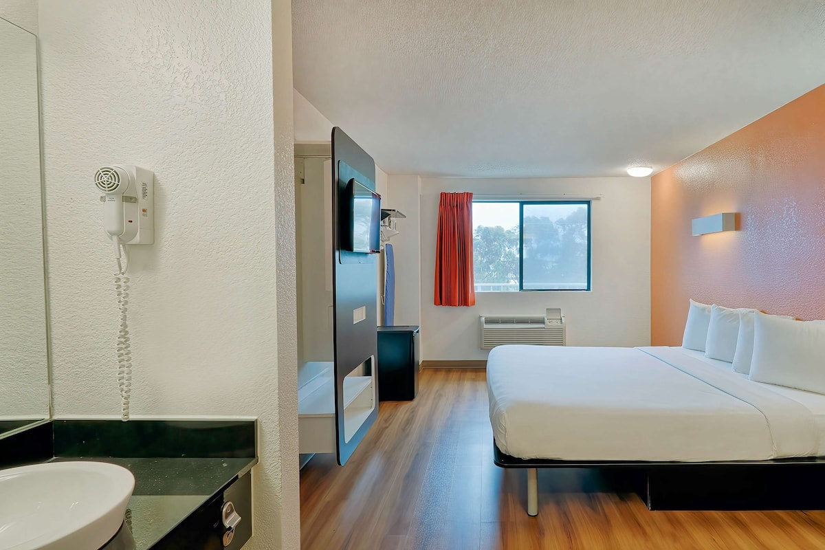 Desk, laptop workspace, free WiFi, bed sheets