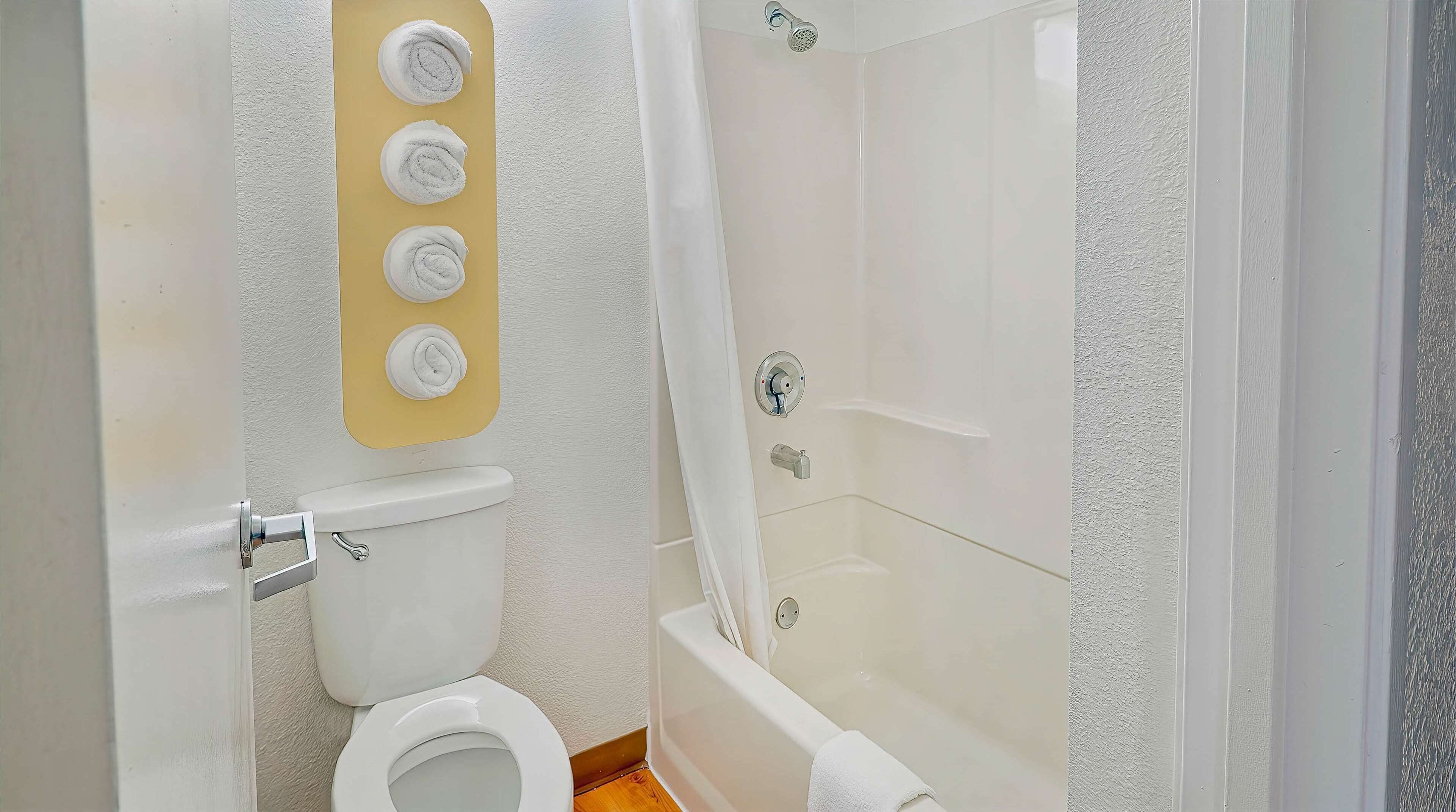 Un baño con inodoro, ducha y bañera.