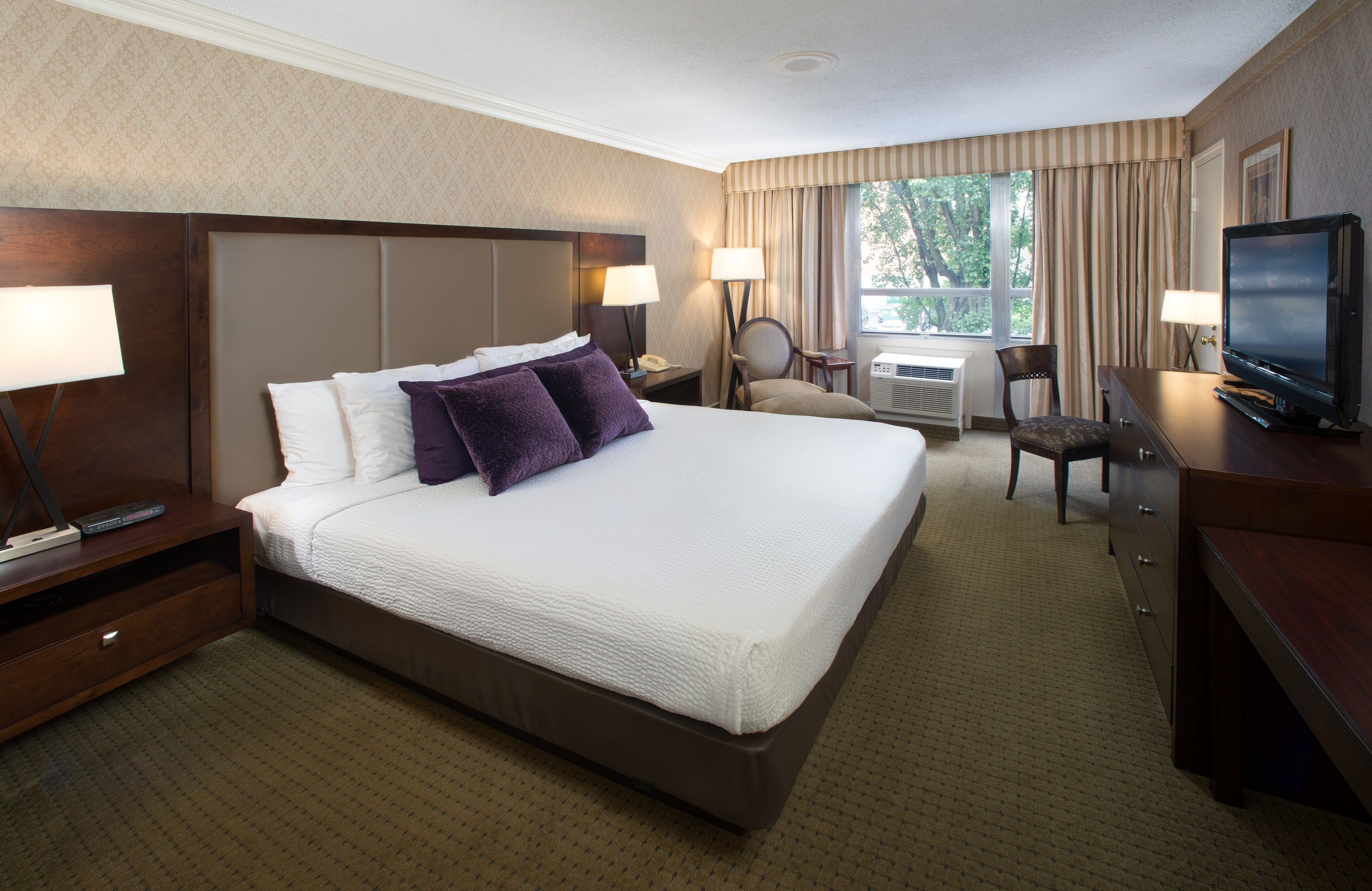 ملاءات من القطن المصري وأغطية فراش متميزة وألحفة محشوة بالريش