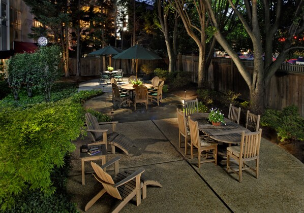 Courtyard - Bethesda Court Hotel (Bethesda)