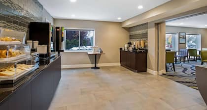 La Quinta Inn & Suites by Wyndham Hartford - Bradley Airport