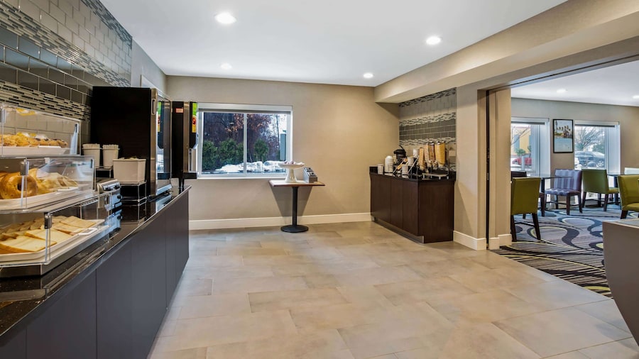 La Quinta Inn & Suites by Wyndham Hartford - Bradley Airport