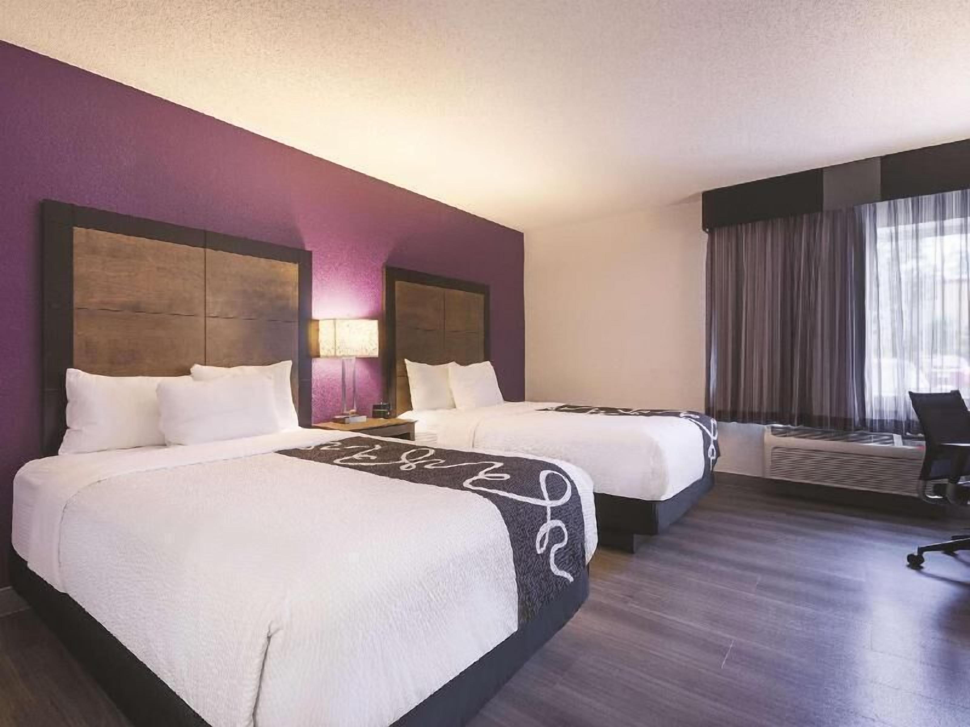 Hochwertige Bettwaren, Schreibtisch, Bügeleisen/Bügelbrett