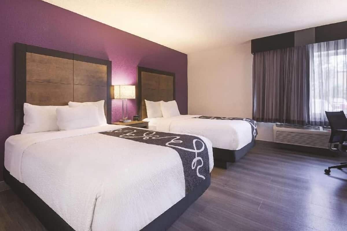 Premium bedding, desk, iron/ironing board, free cots/infant beds