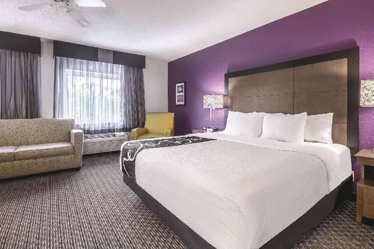 Premium bedding, desk, iron/ironing board, free cots/infant beds