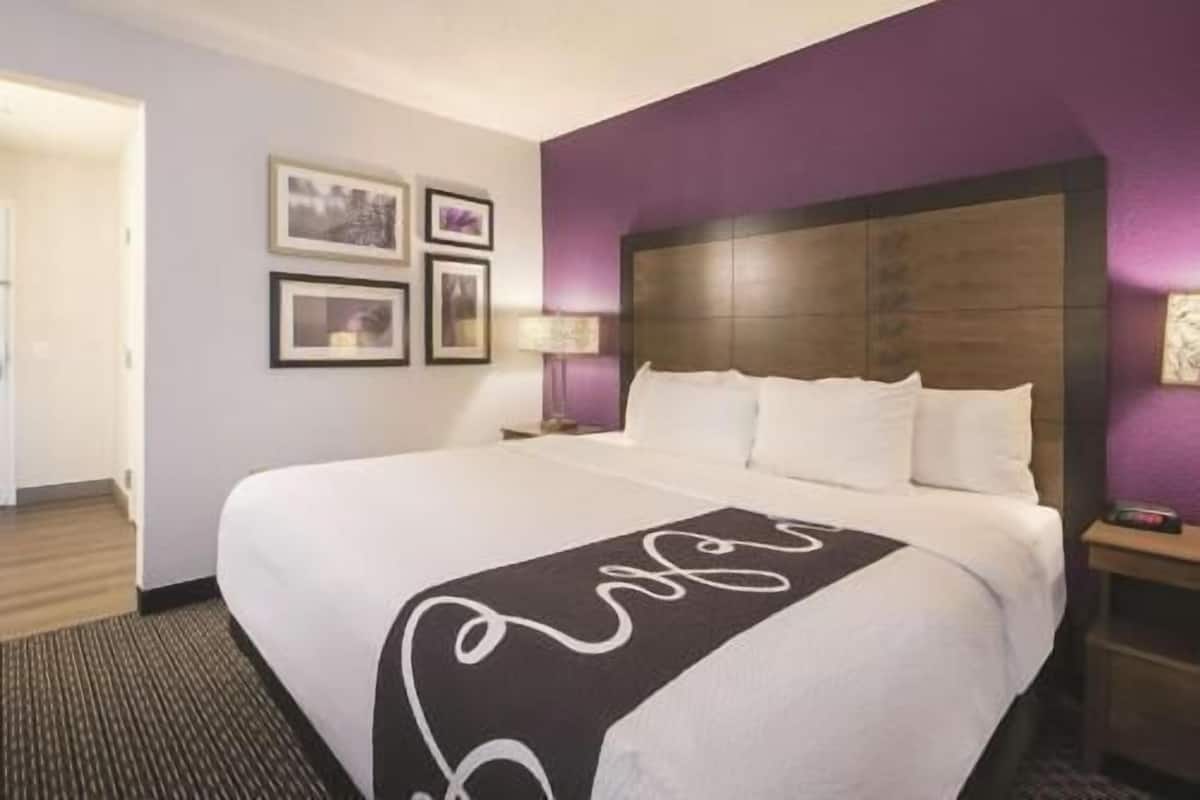 Premium bedding, desk, iron/ironing board, free cots/infant beds