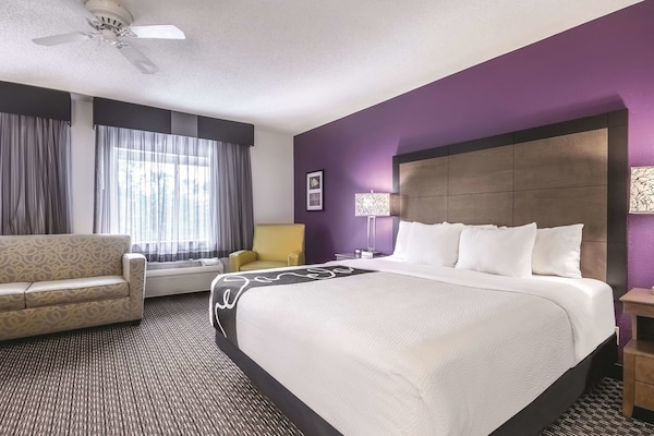 Deluxe Suite, 1 King Bed with Sofa bed, Non Smoking | Premium bedding, desk, iron/ironing board, free cribs/infant beds