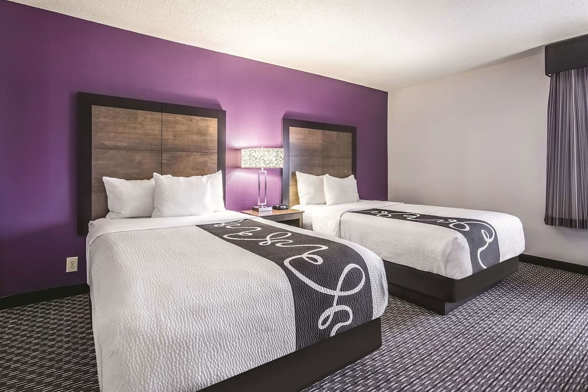 Premium bedding, desk, iron/ironing board, free cots/infant beds