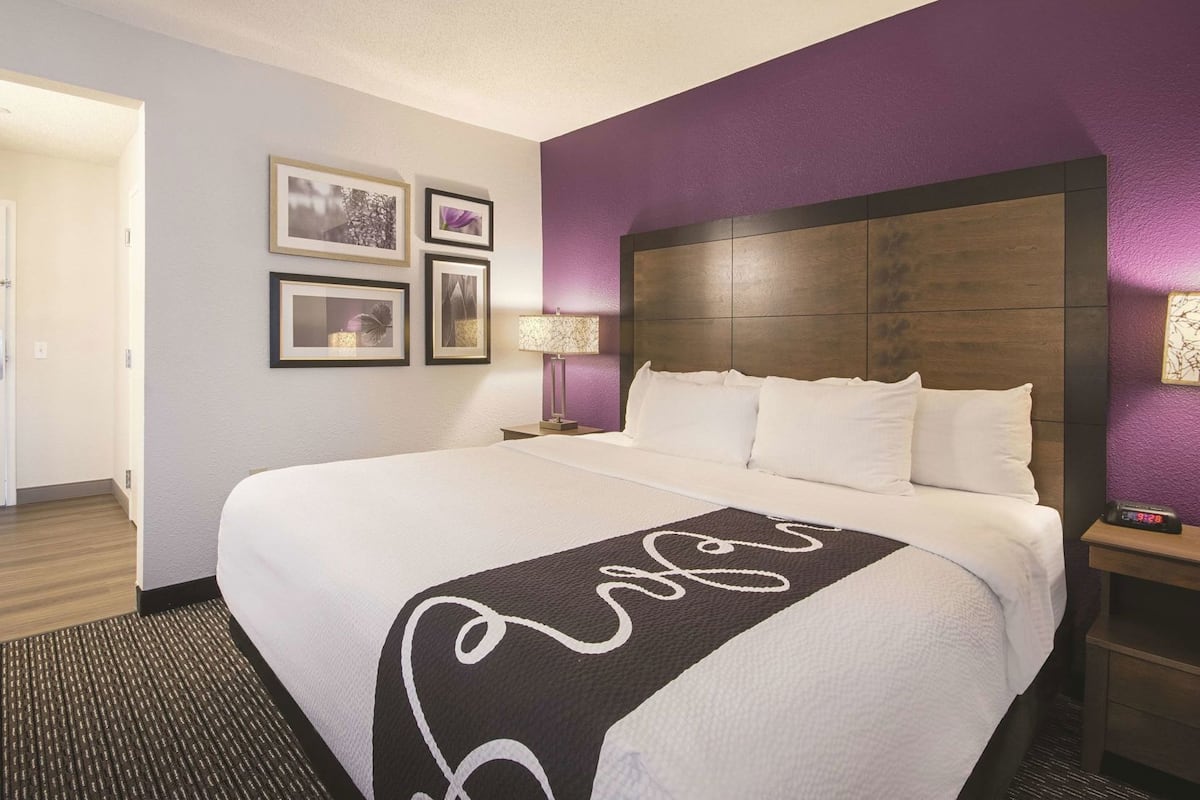 Premium bedding, desk, iron/ironing board, free cots/infant beds