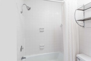 Combined shower/tub, free toiletries, towels - Knights Inn Peru (Peru)