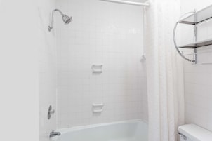 Bañera con ducha, artículos de tocador gratuitos, toallas